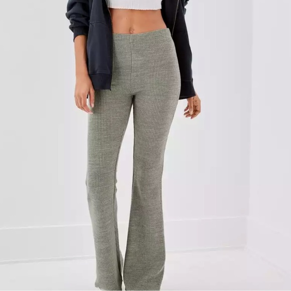 AMERICAN Eagle Super High-Waisted Sweater Flare Pant - Picture 3 of 4